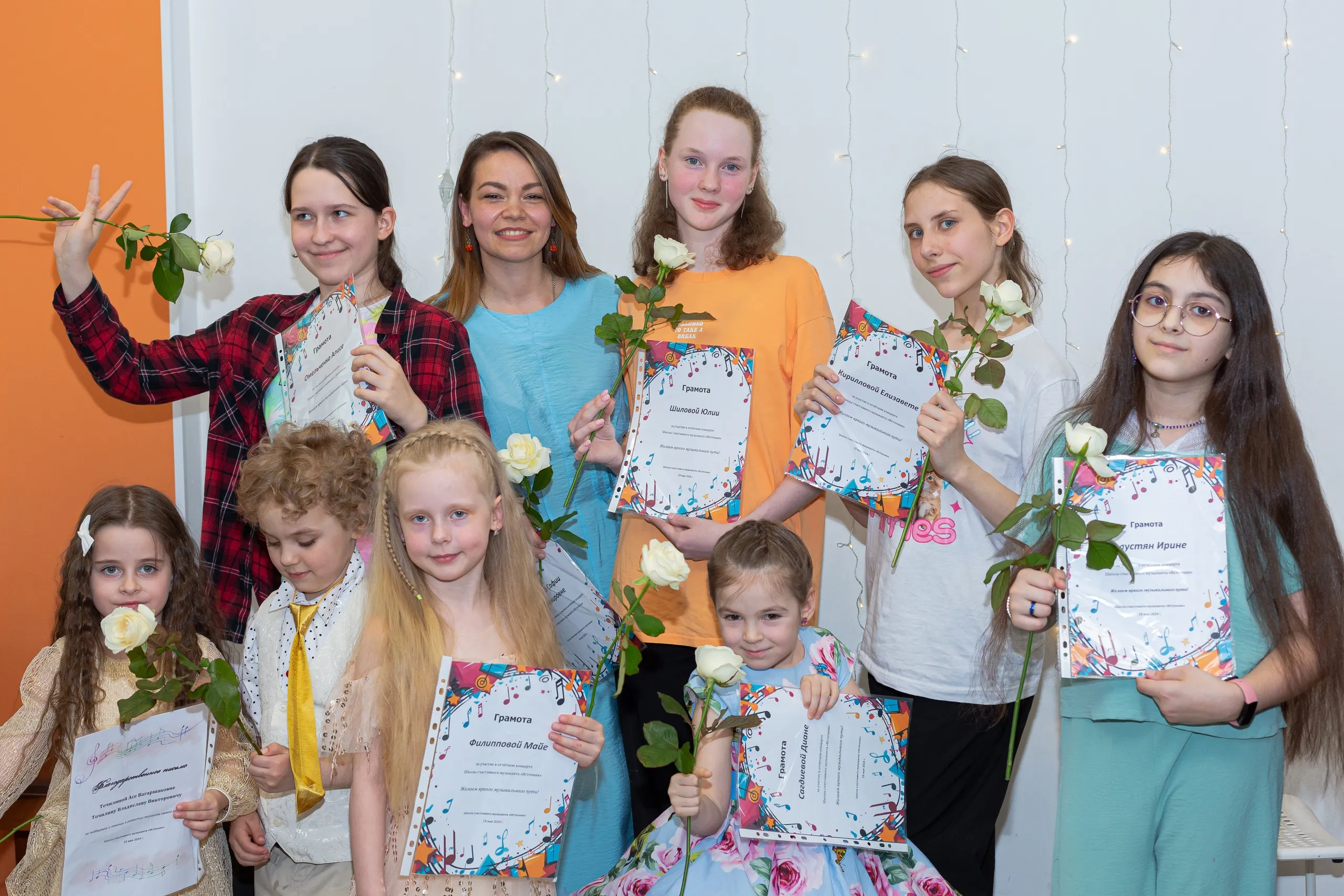 Дети получают музыкальные грамоты