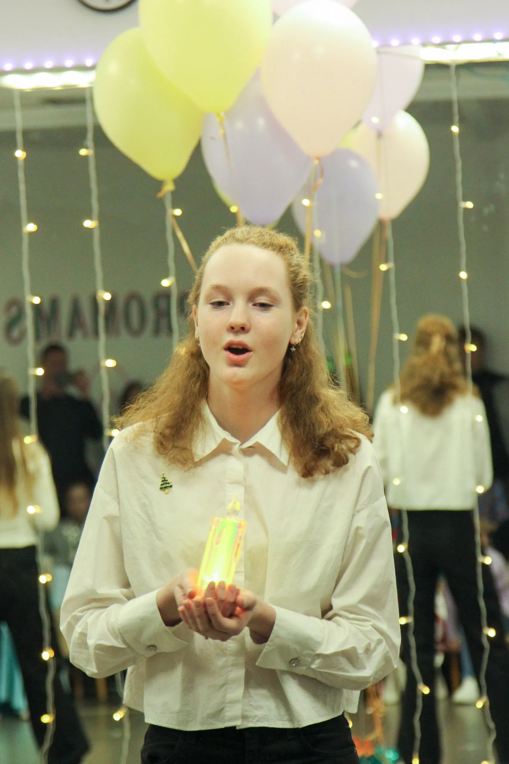 Девушка поет лирическую песню